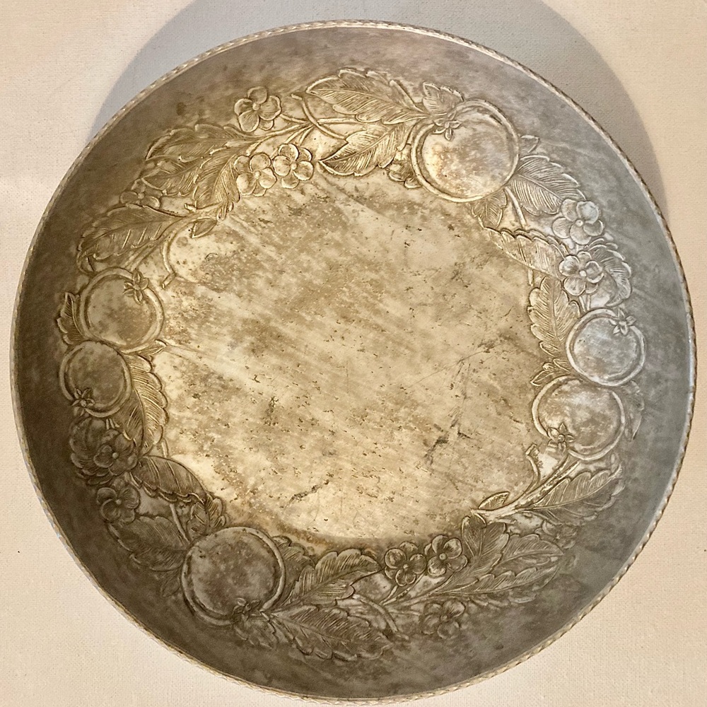 Vintage Everlast Hammered Aluminum Bowl with Tomatoes on the Vine Pattern.